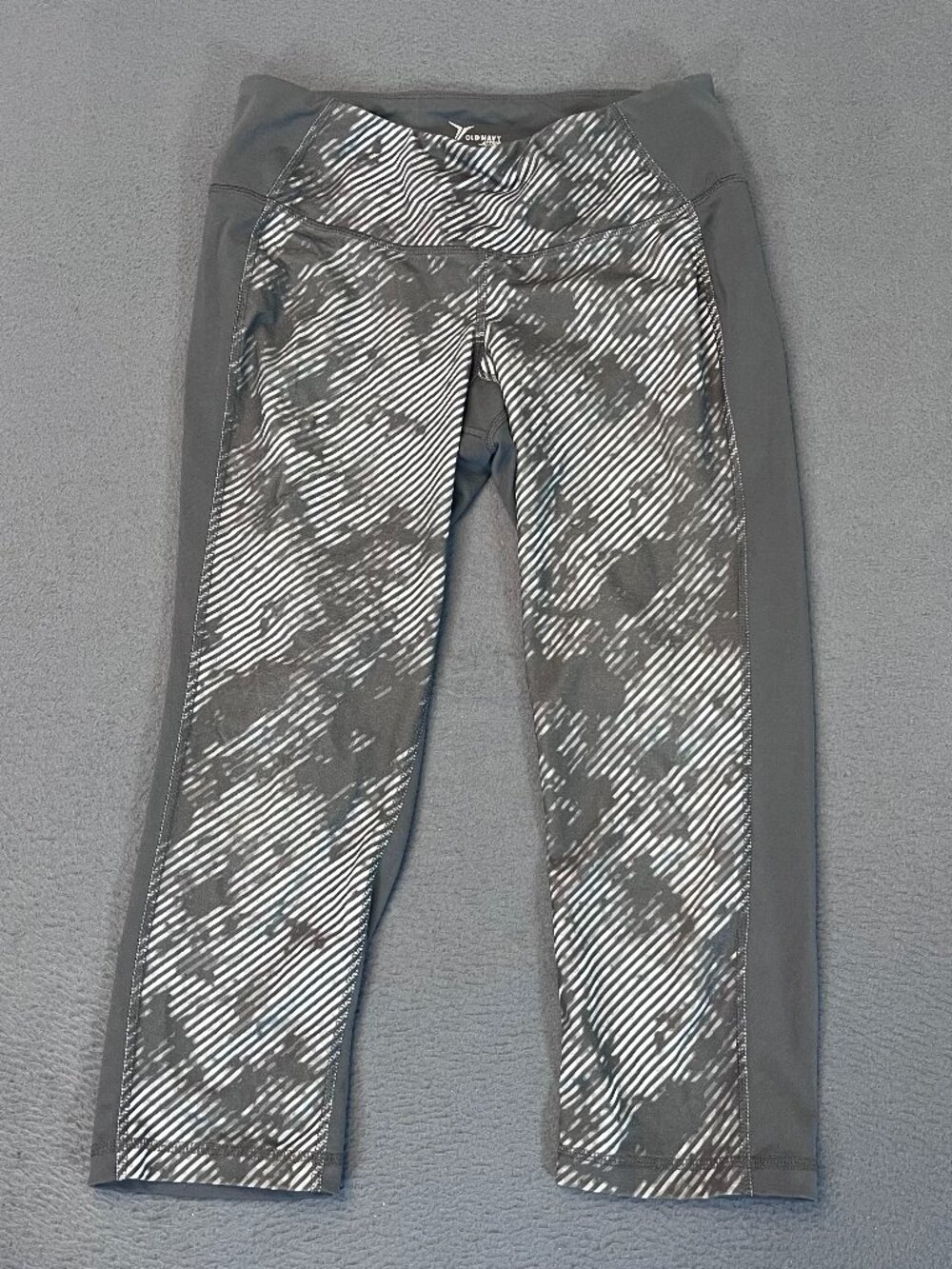 Old Navy Active Capri Leggings Womens Medium Striped Gray Colorblock Stretch